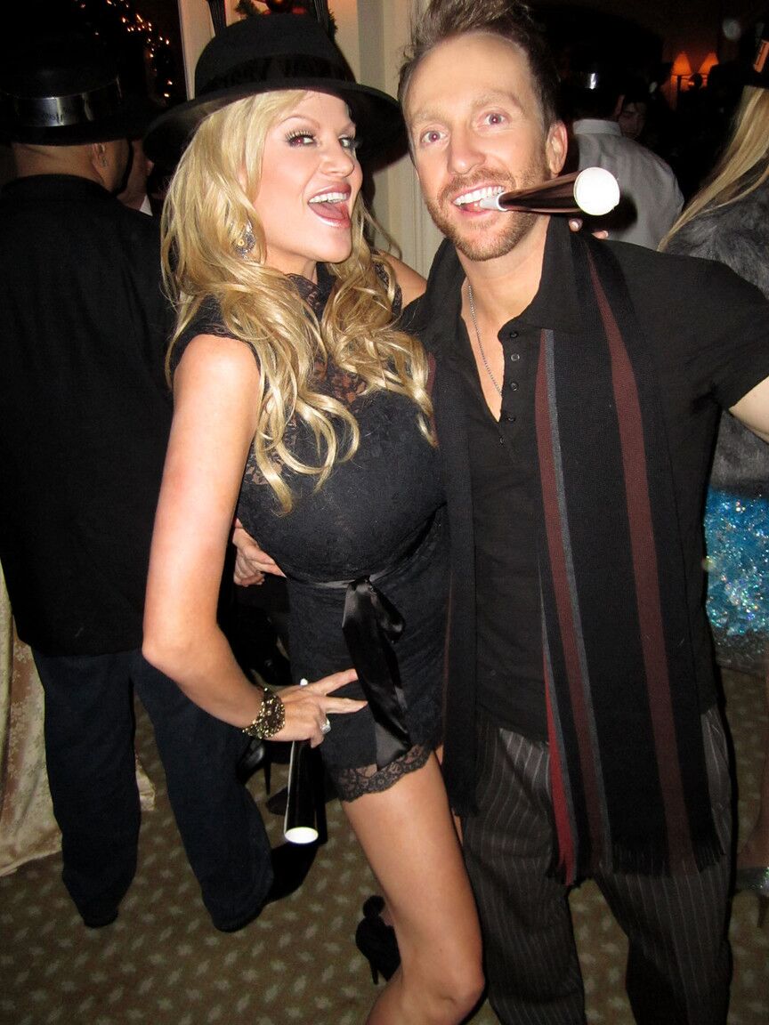 16P Sexy blonde MILF Kelly Madison zeigt ihre Brüste und lutscht große Schwänze wie ein Profi