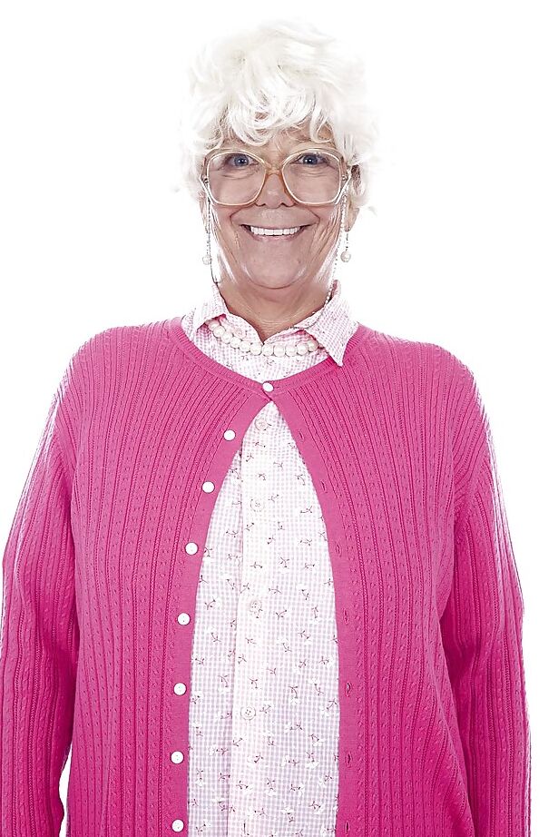 16P Granny estrella porno Karen Summer modelando completamente vestida antes de desnudarse