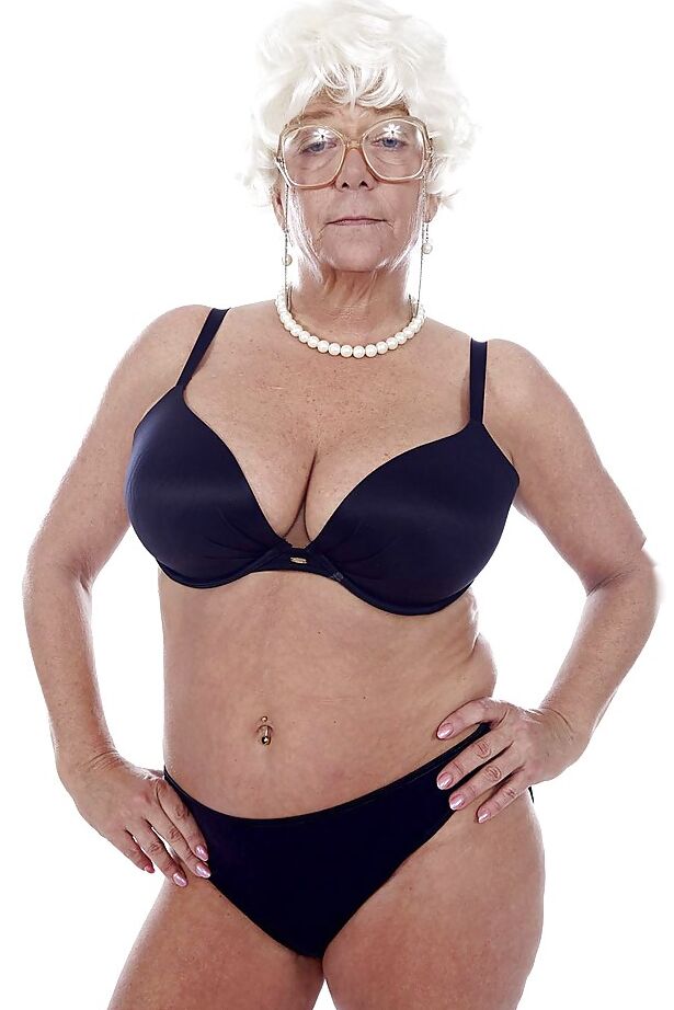 16P Granny estrella porno Karen Summer modelando completamente vestida antes de desnudarse