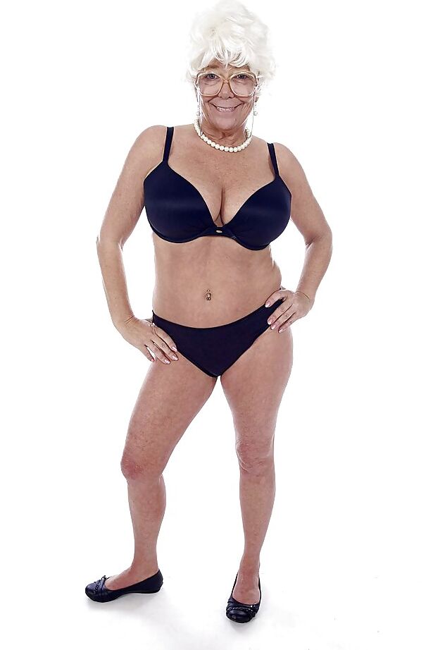 16P Granny estrella porno Karen Summer modelando completamente vestida antes de desnudarse