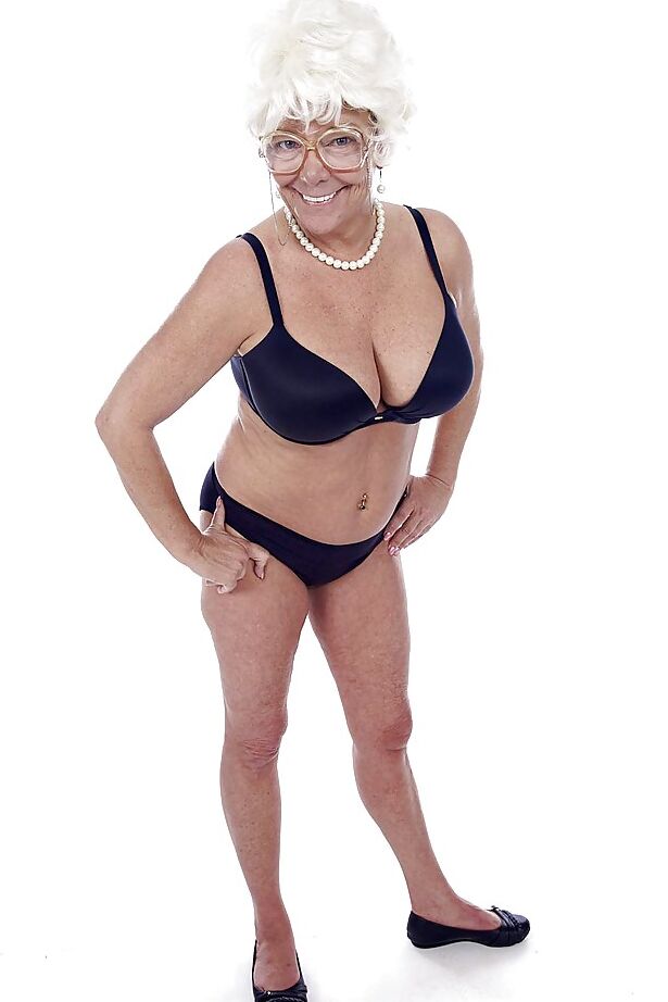 16P Granny estrella porno Karen Summer modelando completamente vestida antes de desnudarse