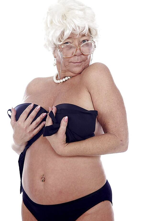 16P Granny estrella porno Karen Summer modelando completamente vestida antes de desnudarse