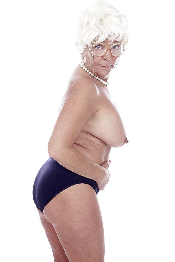 16P Granny estrella porno Karen Summer modelando completamente vestida antes de desnudarse