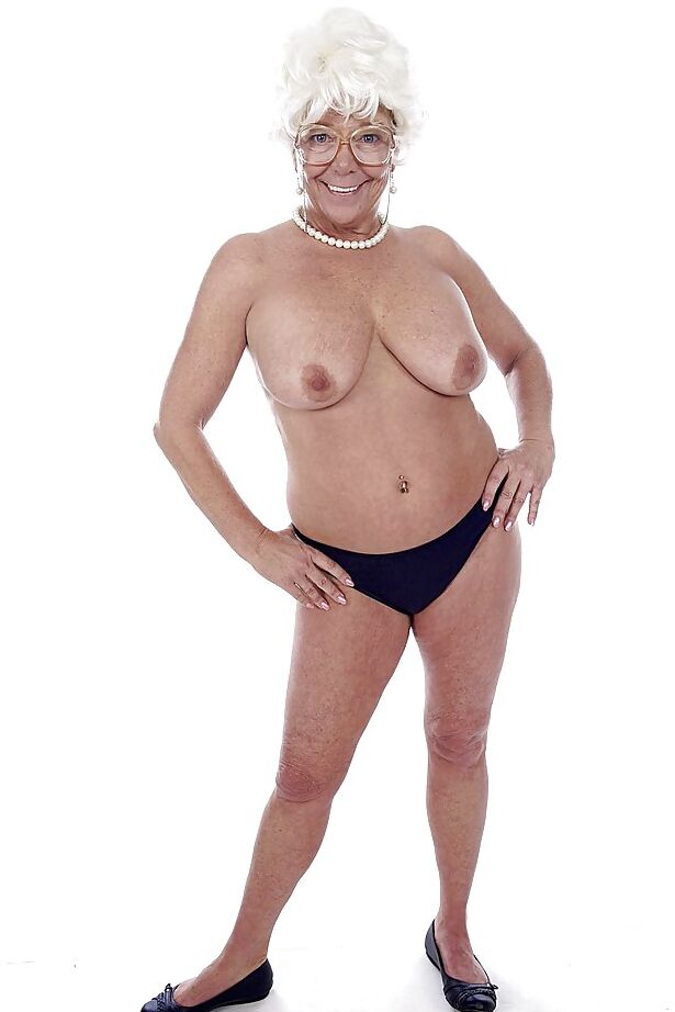 16P Granny estrella porno Karen Summer modelando completamente vestida antes de desnudarse