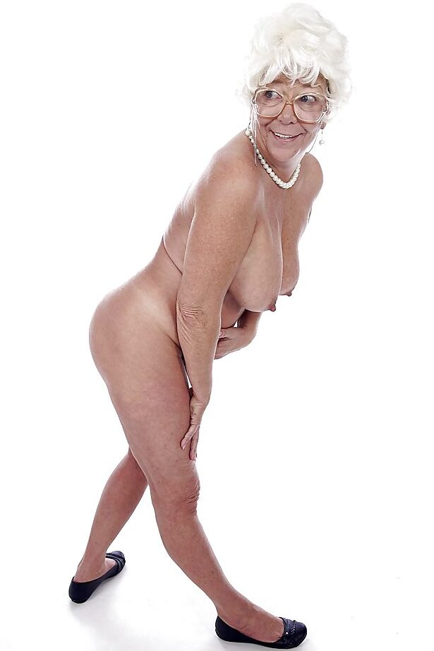16P Granny estrella porno Karen Summer modelando completamente vestida antes de desnudarse