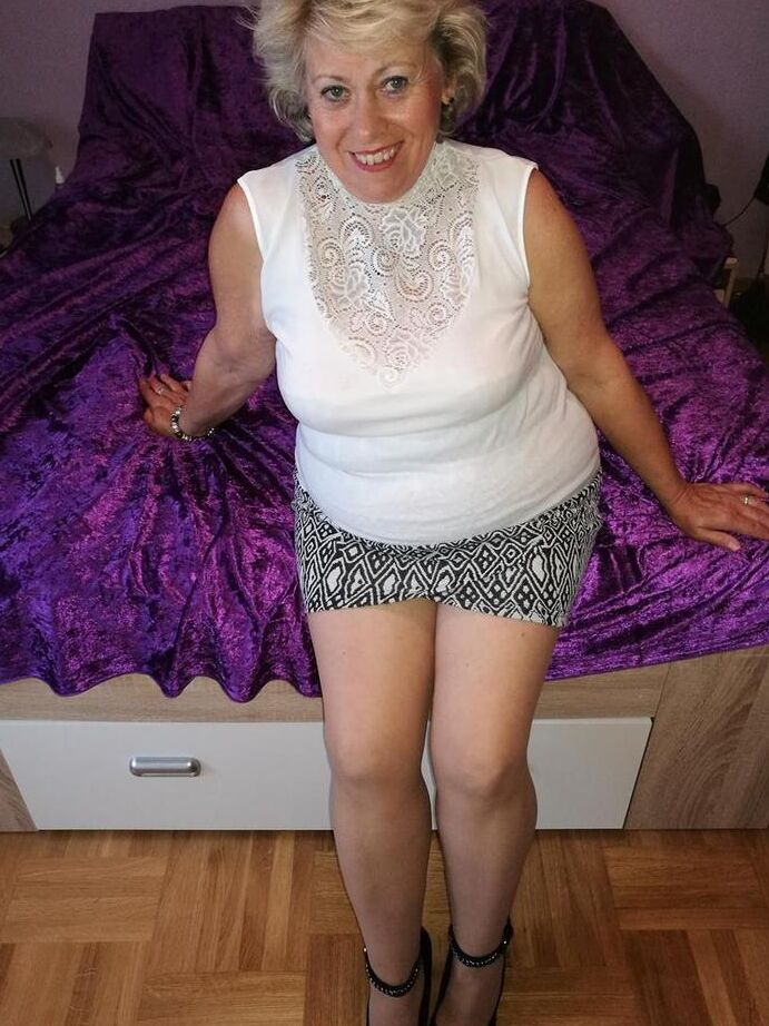 20P Une dame âgée en chaleur renifle sa culotte avant de glisser la main vers le bas du tuyau pour se masturber