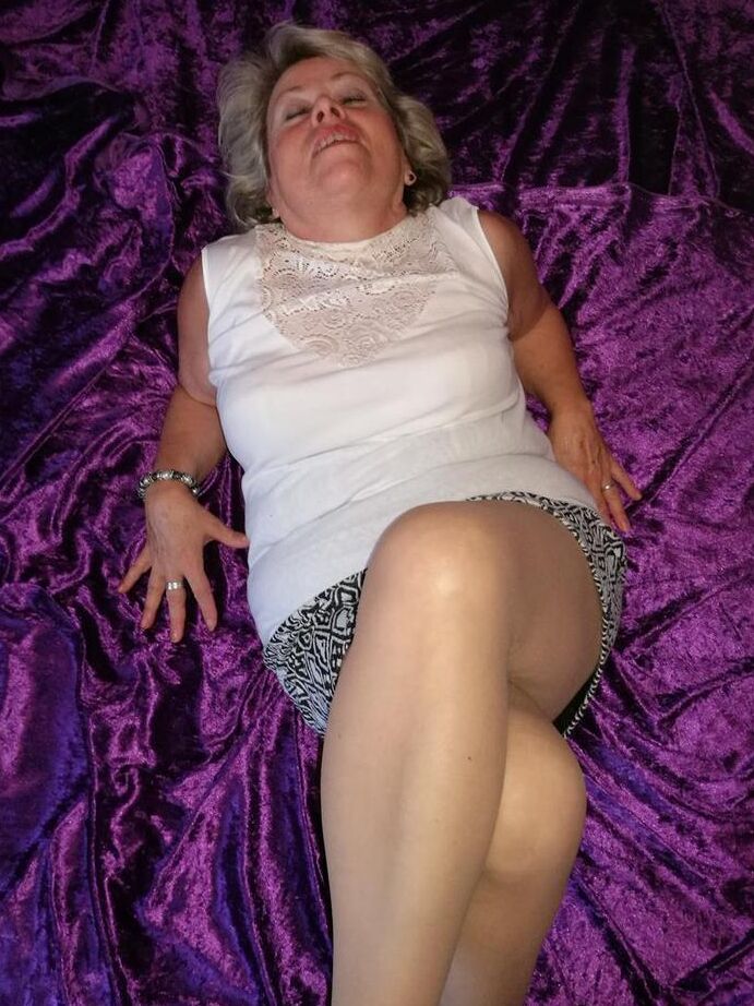 20P Une dame âgée en chaleur renifle sa culotte avant de glisser la main vers le bas du tuyau pour se masturber