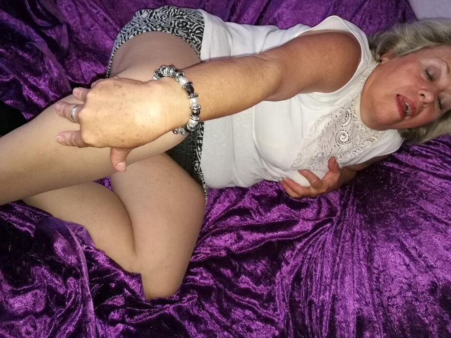 20P Une dame âgée en chaleur renifle sa culotte avant de glisser la main vers le bas du tuyau pour se masturber