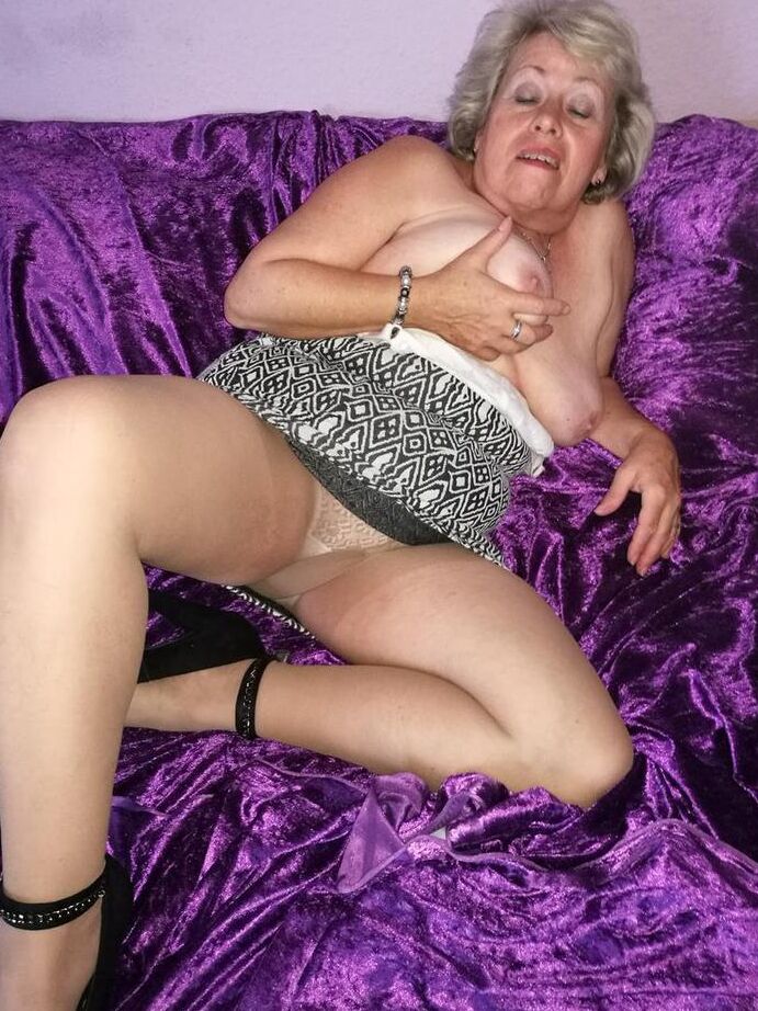 20P Une dame âgée en chaleur renifle sa culotte avant de glisser la main vers le bas du tuyau pour se masturber