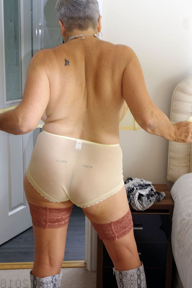 20P La abuela caliente Savana se desnuda hasta quedar en medias de nailon y botas hasta la rodilla en su dormitorio