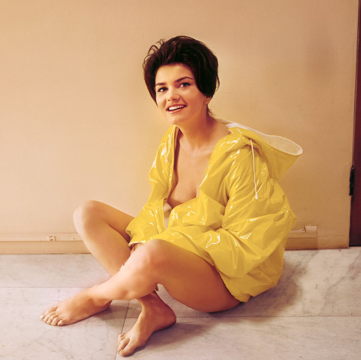 17P Glamour American woman Delores Wells loves posing half naked at her home