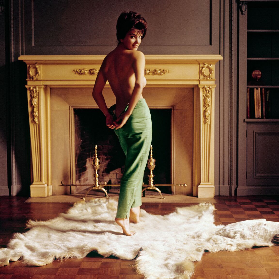 17P Glamour American woman Delores Wells loves posing half naked at her home