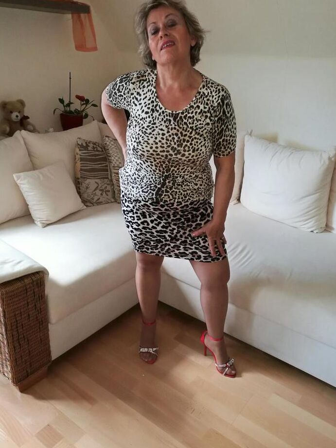 20P Horny nan Caro acaricia seu pedaço antes de acariciar seus seios naturais