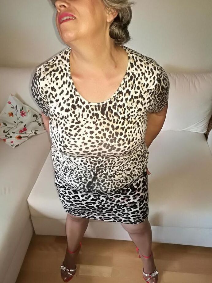 20P Horny nan Caro acaricia seu pedaço antes de acariciar seus seios naturais