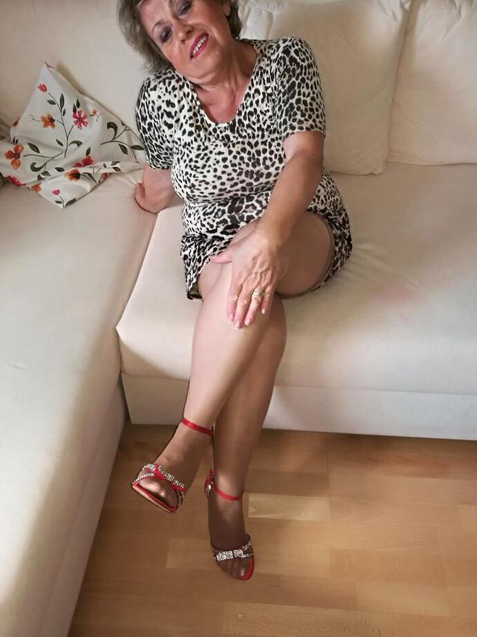 20P Horny nan Caro acaricia seu pedaço antes de acariciar seus seios naturais