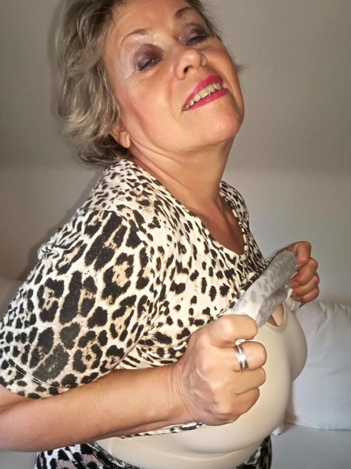 20P Horny nan Caro acaricia seu pedaço antes de acariciar seus seios naturais