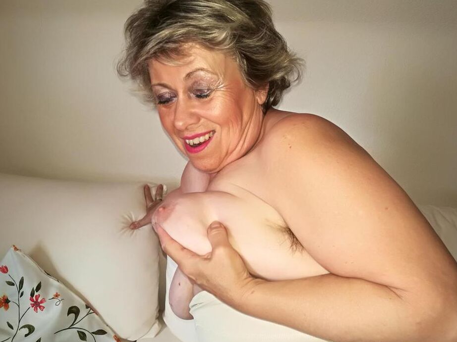 20P Horny nan Caro acaricia seu pedaço antes de acariciar seus seios naturais