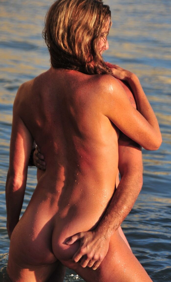 21P Morena madura Sofie Marie mostra seus peitos pequenos e posa com seu amante
