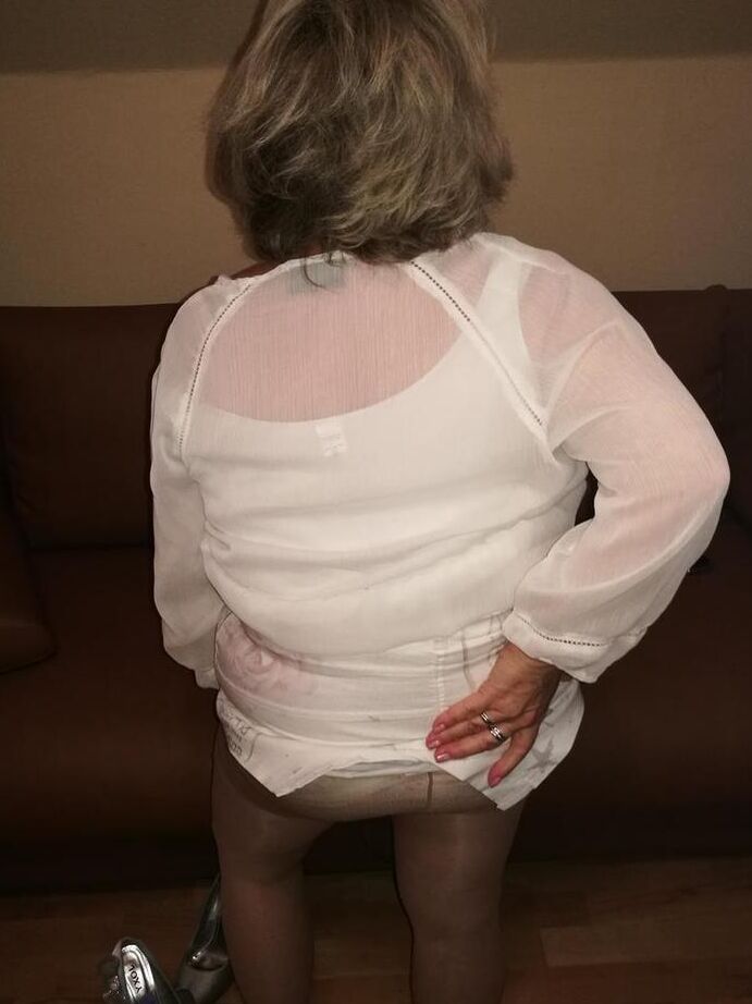 20P パンストを履いたままタバコを吸いながら巨乳を露出する熟女