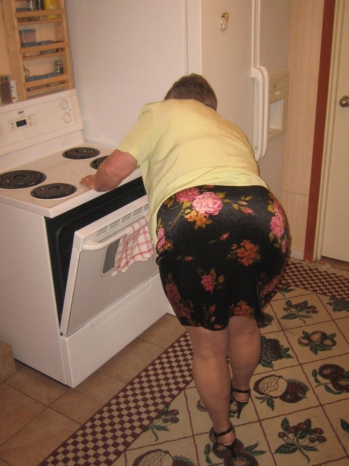 20P A velha Deusa do Cinturão tira a meia-calça na cozinha