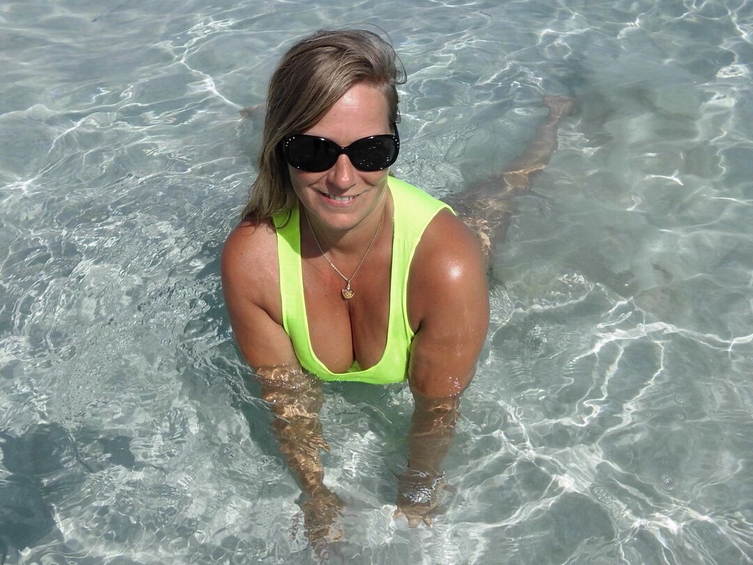 20P Middle-aged blonde Sweet Susi exposes herself in pristine ocean waters