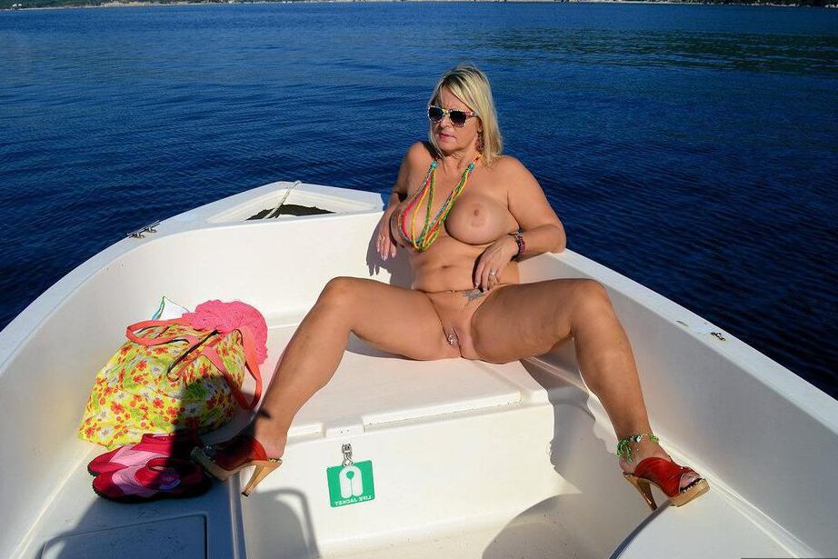 20P Die vollbusige Blondine Chrissy steuert ihr Schnellboot nackt, um ihren dicken, nackten Körper zu sonnen