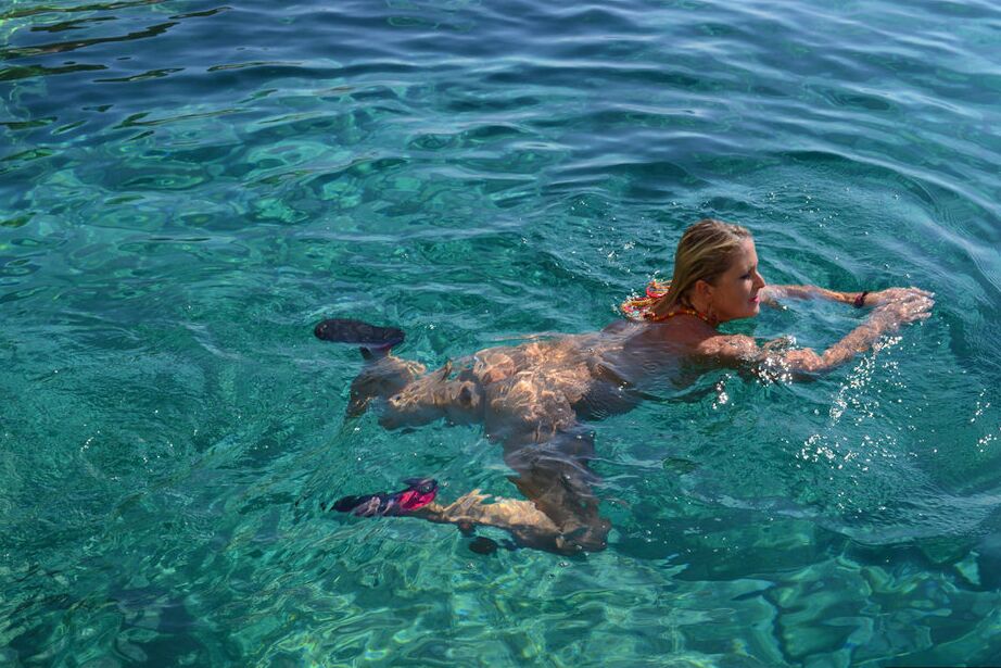 20P Die vollbusige Blondine Chrissy steuert ihr Schnellboot nackt, um ihren dicken, nackten Körper zu sonnen
