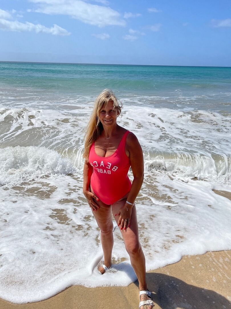 16P A loira de meia-idade Sweet Susi fica totalmente nua em uma praia de areia