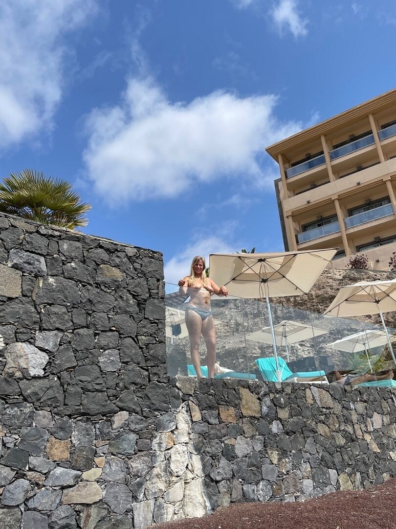 16P A loira de meia-idade Sweet Susi fica totalmente nua em uma praia de areia