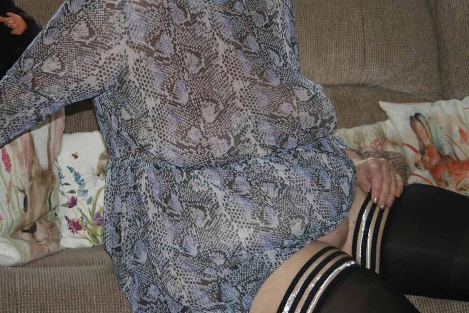 20P Velha gorda Valgasmic Exposed expõe sua bunda enorme em meias pretas e salto alto