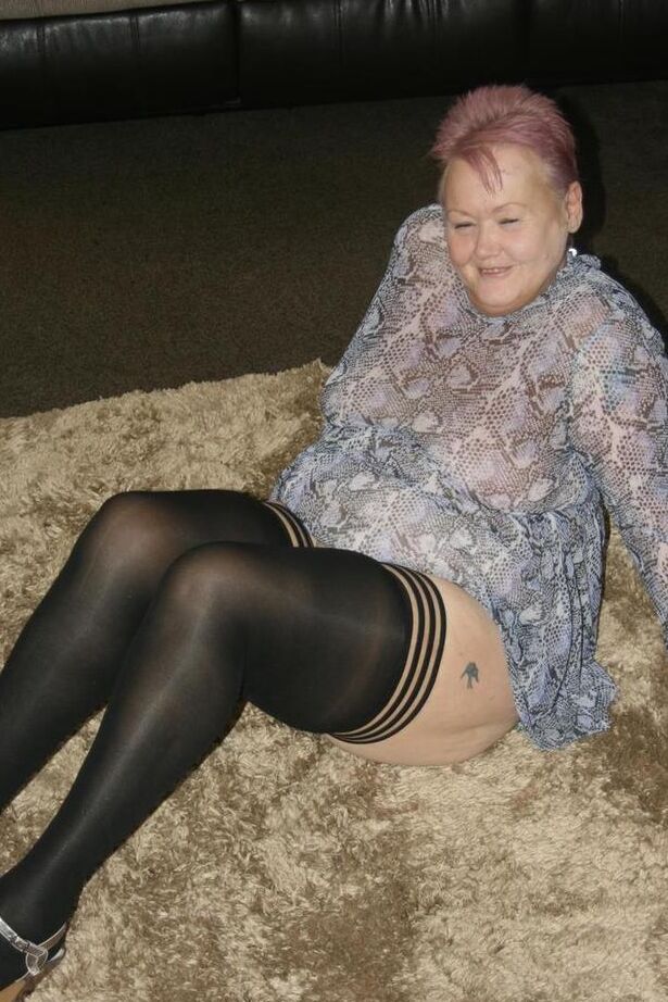 20P Velha gorda Valgasmic Exposed expõe sua bunda enorme em meias pretas e salto alto