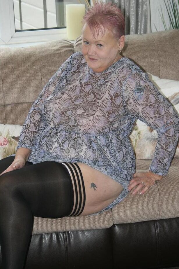 20P Velha gorda Valgasmic Exposed expõe sua bunda enorme em meias pretas e salto alto