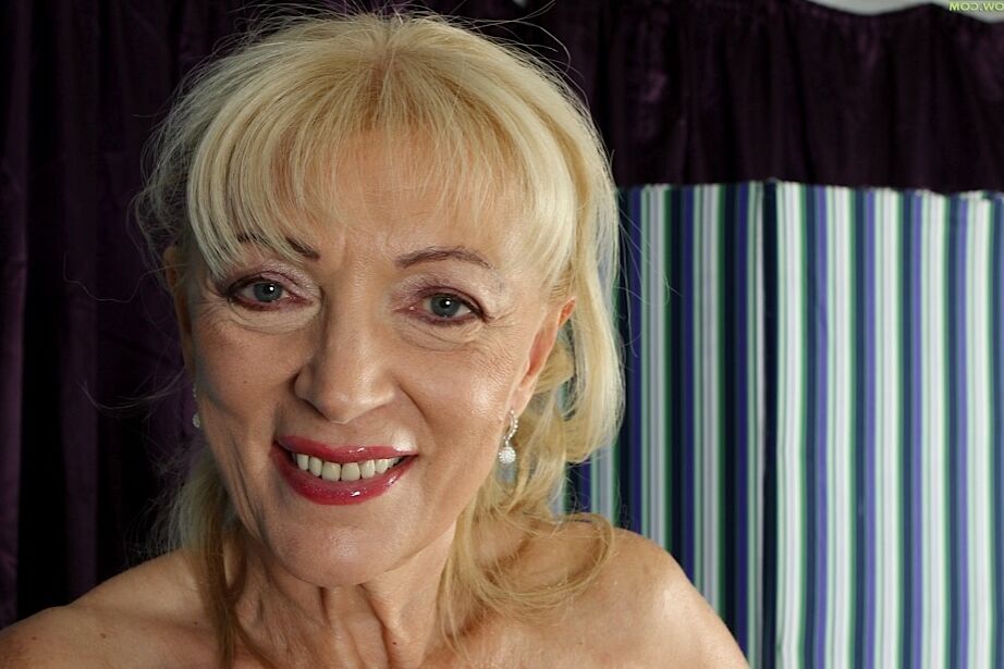 15P La grand-mère blonde Janet Lesley expose ses seins flasques avant d'étaler sa chatte rasée.