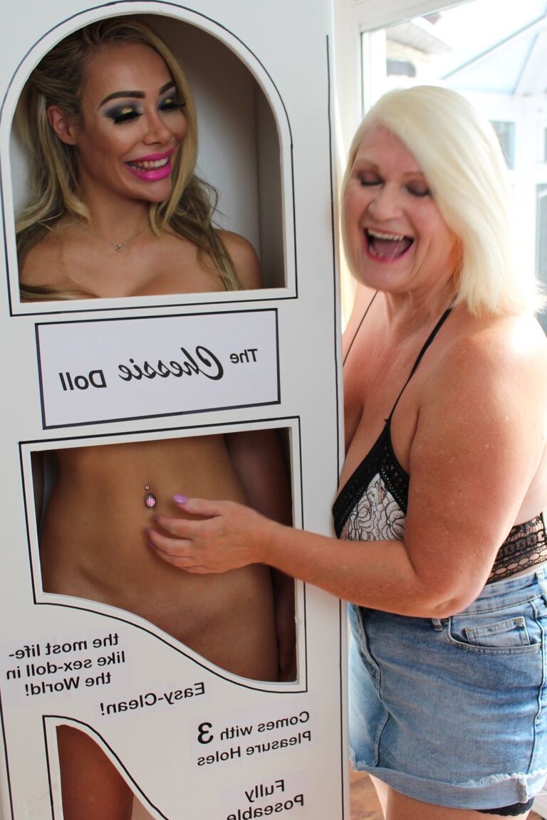 20P Boneca Busty MILF Chessie Kay e a gordinha vovó Lacey Starr tesouram uma à outra