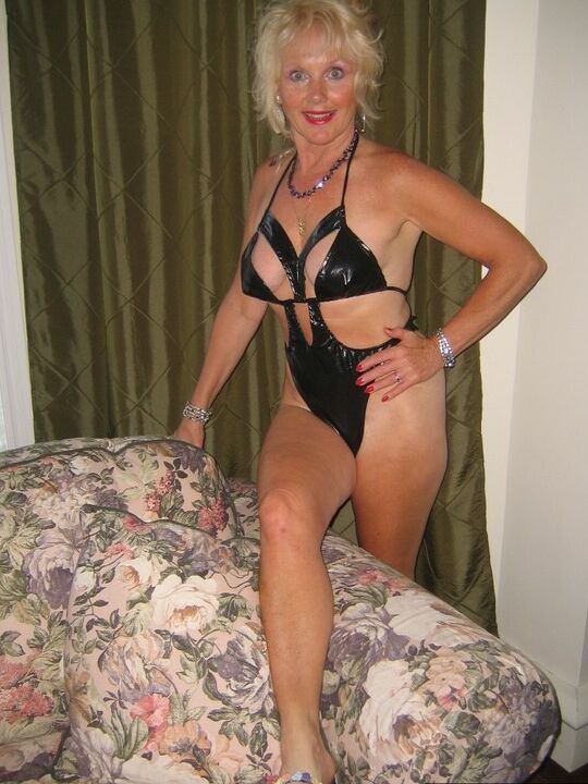 19P Blonde granny Ruth makes her nude modeling debut by posing around the house
