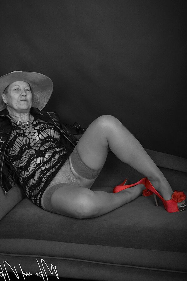 20P La abuela caliente Savana modelando su físico regordete con lencería sexy reveladora