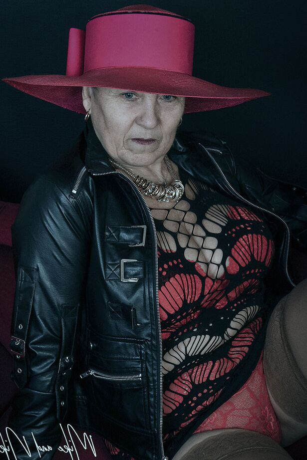 20P La abuela caliente Savana modelando su físico regordete con lencería sexy reveladora