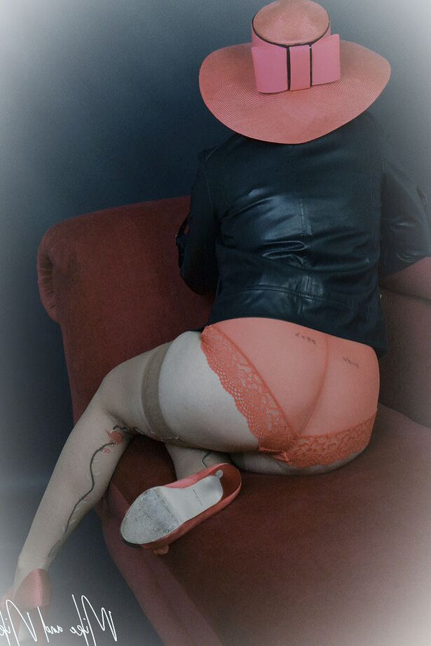 20P La abuela caliente Savana modelando su físico regordete con lencería sexy reveladora