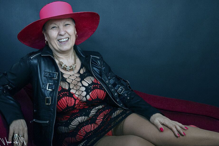 20P La abuela caliente Savana modelando su físico regordete con lencería sexy reveladora
