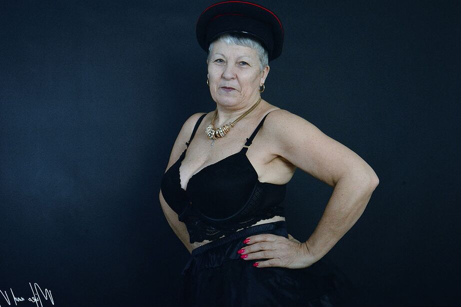 20P La abuela caliente Savana modelando su físico regordete con lencería sexy reveladora