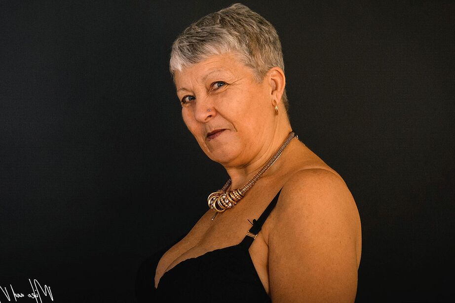 20P La abuela caliente Savana modelando su físico regordete con lencería sexy reveladora