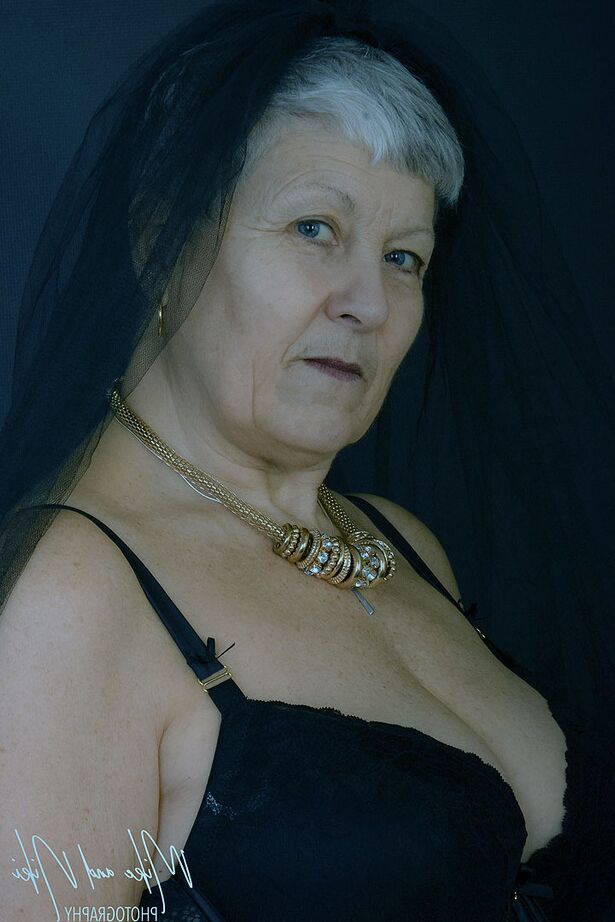 20P La abuela caliente Savana modelando su físico regordete con lencería sexy reveladora