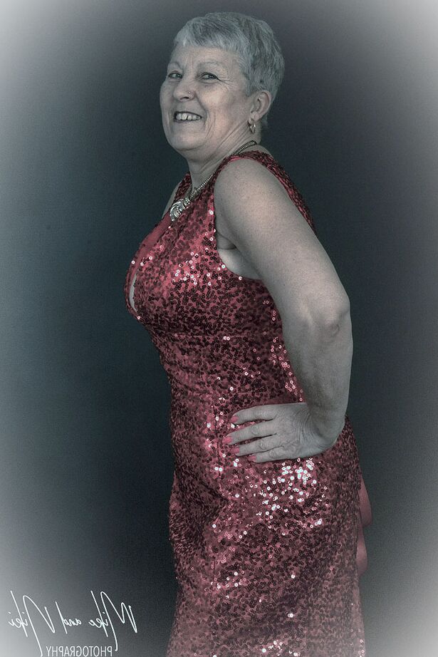 20P La abuela caliente Savana modelando su físico regordete con lencería sexy reveladora