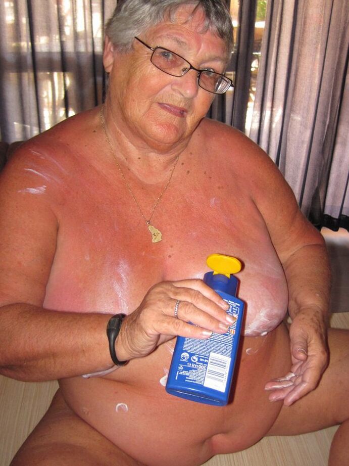20P Fettleibige alte Frau Oma Libby bedeckt ihren nackten Körper mit Lotion