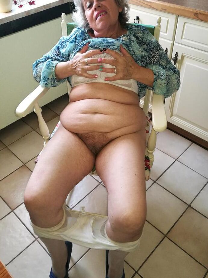 19P La abuela cachonda Caro se mete un plátano dentro de su coño natural en la silla de la cocina