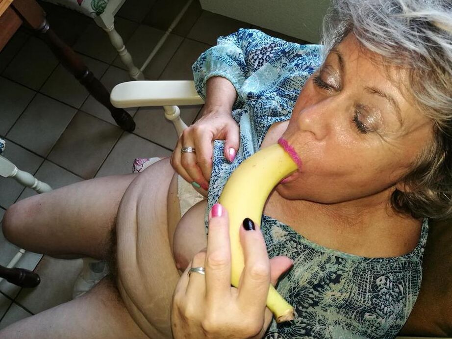 19P La abuela cachonda Caro se mete un plátano dentro de su coño natural en la silla de la cocina