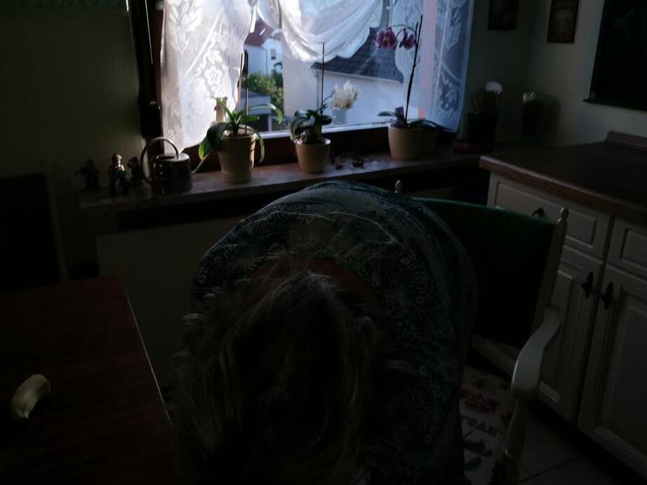 19P La abuela cachonda Caro se mete un plátano dentro de su coño natural en la silla de la cocina