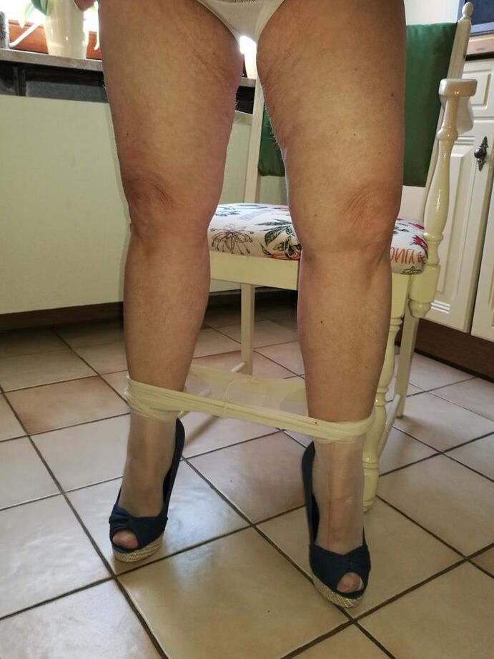19P La abuela cachonda Caro se mete un plátano dentro de su coño natural en la silla de la cocina
