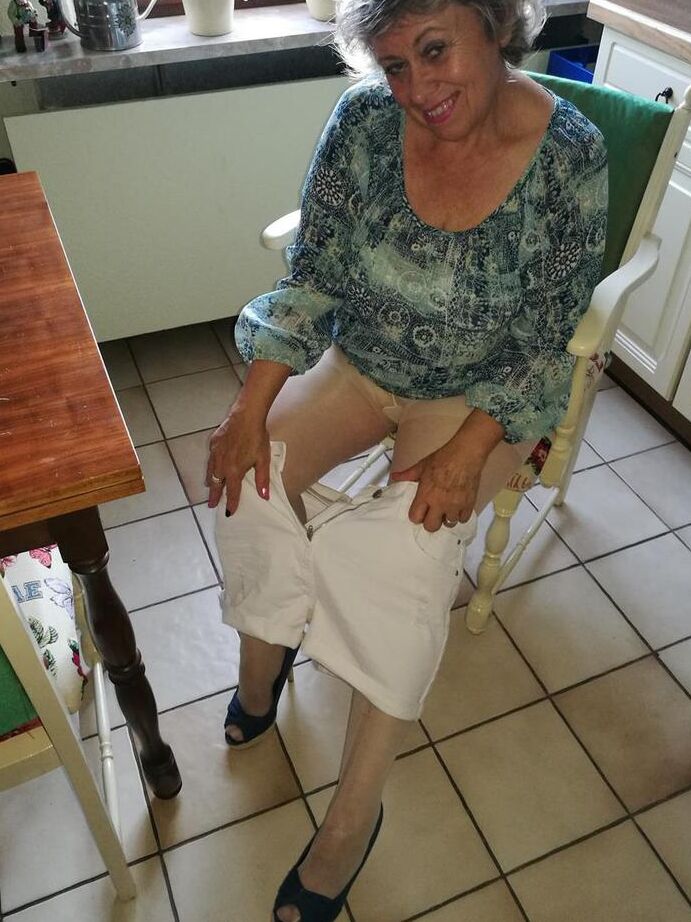 19P La abuela cachonda Caro se mete un plátano dentro de su coño natural en la silla de la cocina