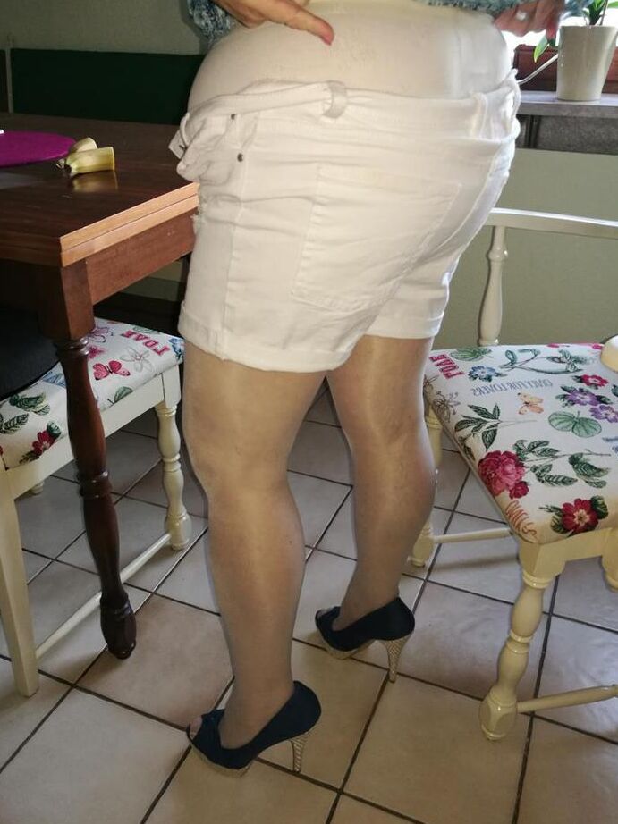 19P La abuela cachonda Caro se mete un plátano dentro de su coño natural en la silla de la cocina